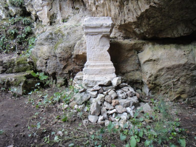 calco di ara votiva presso il Mitreo di Duino; archeologia Italia