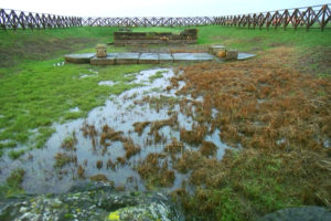 basi dei piloni di profilo cuneiforme del ponte romano di Ceggia lungo la via Annia; archeologia Italia