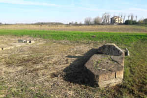 basi dei piloni di profilo cuneiforme del ponte romano di Ceggia lungo la via Annia; archeologia Italia