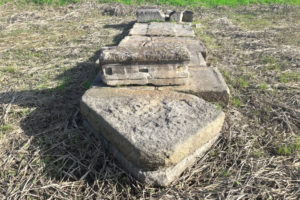 basi dei piloni di profilo cuneiforme del ponte romano di Ceggia lungo la via Annia; archeologia Italia